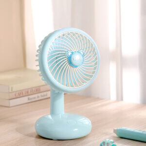 Охладно с оттенком теплоты очаровательный вентилятор на рабочем столе