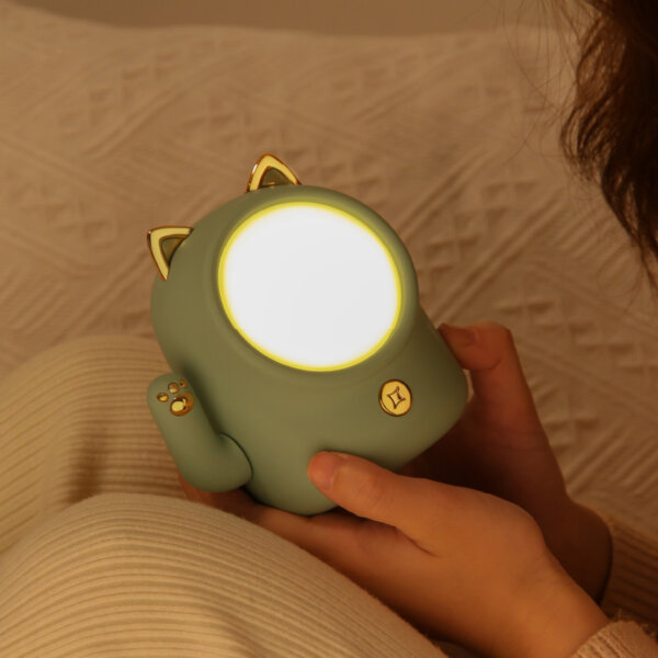 Cute Waving Cat Night Light