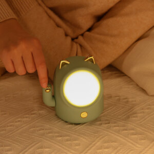 Cute Waving Cat Night Light