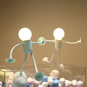 Luz nocturna creativa de taza de succión humanoide montada en la pantalla de una computadora, utilizada como lámpara de lectura o ambiente