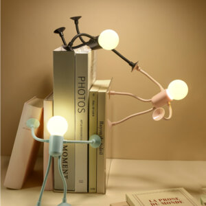 Luz nocturna creativa de taza de succión humanoide montada en la pantalla de una computadora, utilizada como lámpara de lectura o ambiente